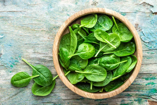 Foglie Spinaci Freschi Ciotola Sfondo Legno — Foto Stock