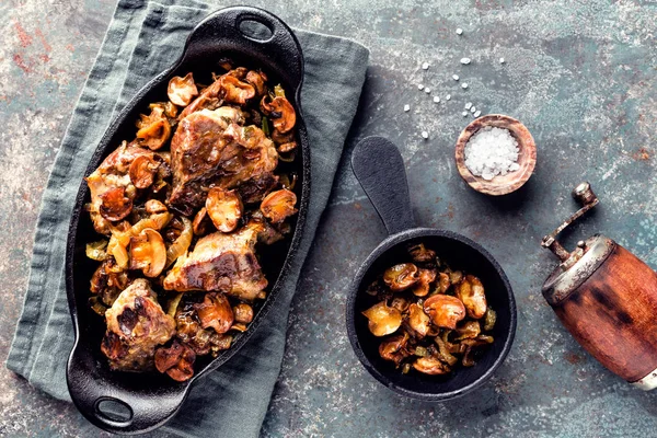 Fleisch Mit Champignons Und Zwiebeln Gusseiserner Schüssel Gebacken — Stockfoto