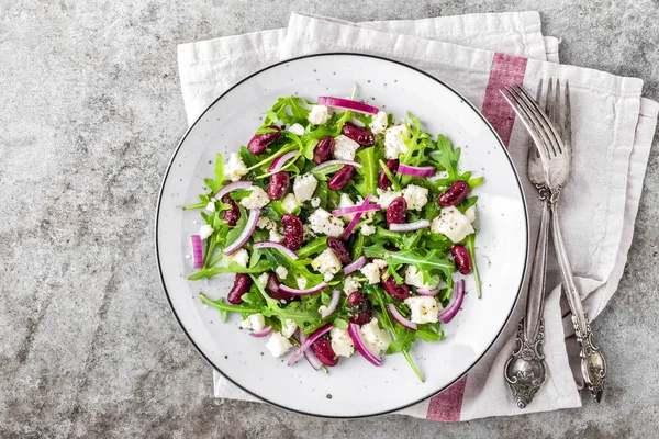 Tallrik Med Näringsrik Enkel Sallad Med Ruccola Bönor Mjuk Ost — Stockfoto