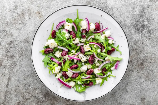 Plato Nutritiva Ensalada Sencilla Con Rúcula Frijoles Queso Blando Cebolla —  Fotos de Stock