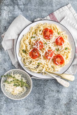 erişte'de bir tabloda bir tabak domates, parmesan peyniri ve baharatlar ile pişmiş