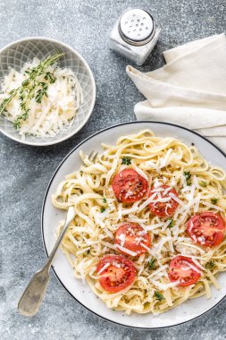 erişte'de bir tabloda bir tabak domates, parmesan peyniri ve baharatlar ile pişmiş
