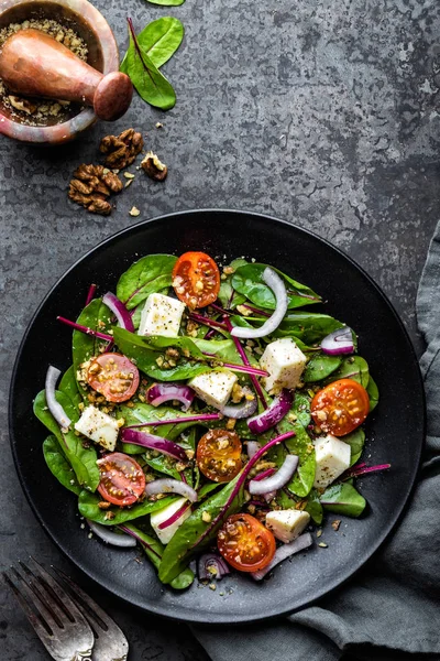 Plato Nutritiva Ensalada Sencilla Con Acelga Nueces Queso Blando Cebolla —  Fotos de Stock