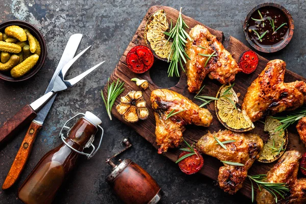 Appetitliche Hühnerflügel Gegrillt Grill Mit Gewürzen Und Gemüse Bis Knusprig — Stockfoto