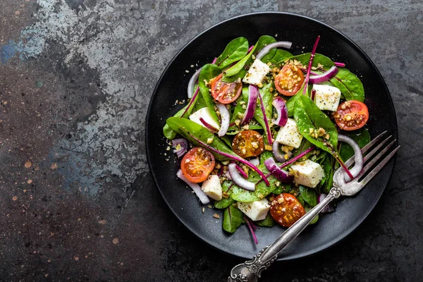 Plaat Van Voedzame Eenvoudige Salade Met Snijbiet Walnoten Zachte Kaas — Stockfoto