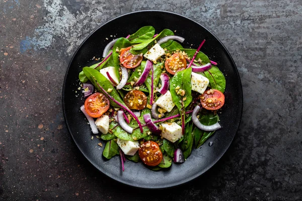 Plato Nutritiva Ensalada Sencilla Con Acelga Nueces Queso Blando Cebolla —  Fotos de Stock