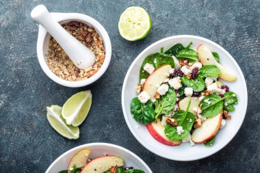 ıspanak, elma, peynir, fındık ve kızılcık salata kasesi. Üstten Görünüm, sağlıklı diyet beslenme, superfood