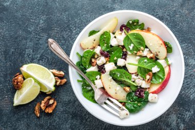 ıspanak, elma, peynir, fındık ve kızılcık salata kasesi. Üstten Görünüm, sağlıklı diyet beslenme, superfood