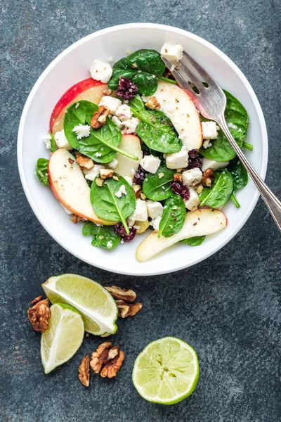 Saladier Épinards Pomme Fromage Pâte Molle Noix Canneberge Vue Haut — Photo