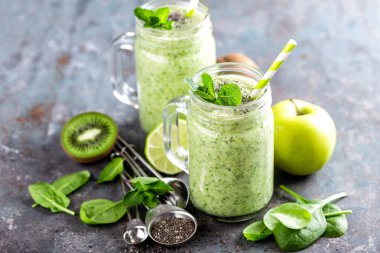ıspanak, elma, kivi, limon ve chia tohum ile yeşil güler yüzlü. Sağlıklı Diyet beslenme, superfood