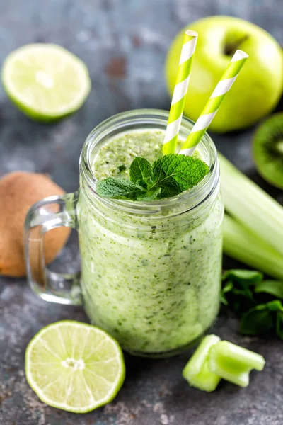 Batido Verde Con Apio Manzana Kiwi Lima Alimentación Saludable Superalimentos —  Fotos de Stock