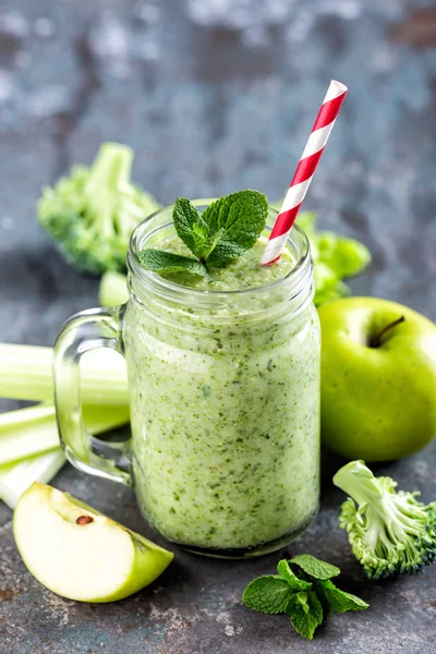 Frullato Verde Con Sedano Broccoli Mela Alimentazione Sana Superfood — Foto Stock