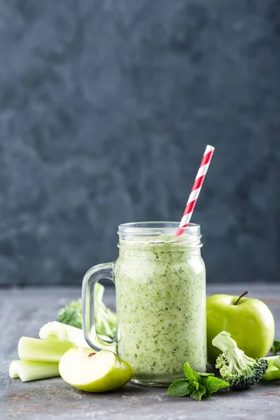 Frullato Verde Con Sedano Broccoli Mela Alimentazione Sana Superfood — Foto Stock