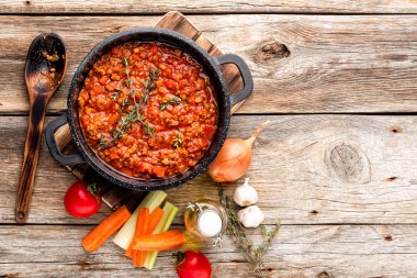 Klasik İtalyan bolognese sosu malzemeler ahşap masa, üstten görünüm, metin için yer ile mutfak arka plan ile kazan ihtiva eder