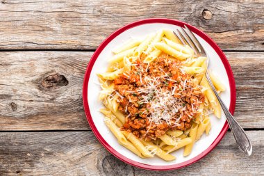 Bolognese makarna. Bir klasik İtalyan bolognese yahni hizmet makarna ile Parmesan peyniri serpilir