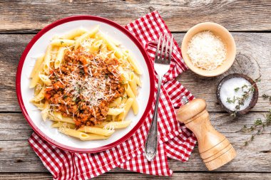 Bolognese makarna. Bir klasik İtalyan bolognese yahni hizmet makarna ile Parmesan peyniri serpilir