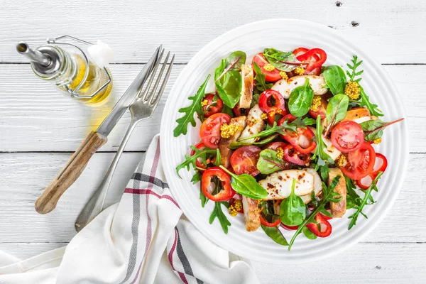 Plaat Van Verse Fruit Salade Van Tomaten Spinazie Peper Rucola — Stockfoto