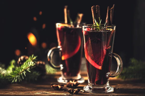 Vinho Amontoado Com Especiarias Copos Uma Mesa Madeira Fundo Fogo — Fotografia de Stock