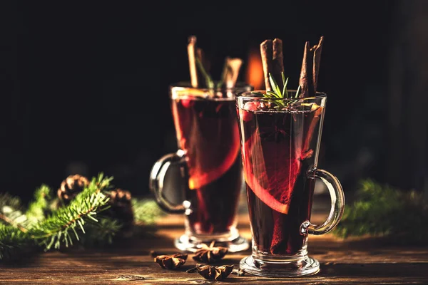 Πολτοποιημένο Κρασί Μπαχαρικά Ποτήρια Ρουστίκ Ξύλινο Τραπέζι Χειμερινό Ποτό Παραδοσιακό — Φωτογραφία Αρχείου