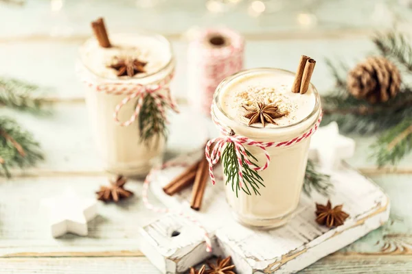 Een Eierpunch Traditionele Kerstdrank Gekruide Eiermelk Cocktail Met Notendop — Stockfoto