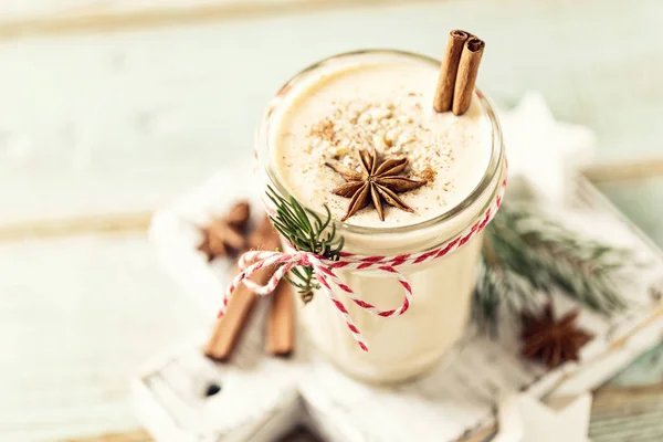 エッグノッグ伝統的なクリスマスドリンク ナッツトッピングとスパイスの卵ミルクカクテル — ストック写真