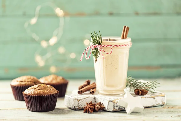 Äggtoddy Traditionell Jul Dryck Kryddad Ägg Mjölk Cocktail Med Nöt — Stockfoto