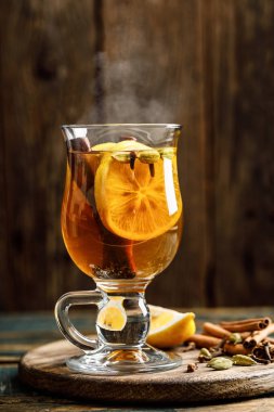 Alkollü. Kış ya da sonbahar için sıcak içecek. Limonlu baharatlı çay ve rom kokteyli, kakule, tarçın ve karanfil..