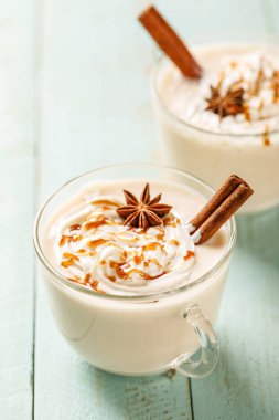 Eggnog. Geleneksel Noel içeceği, kremalı yumurta sütü kokteyli ve karamel karışımı..