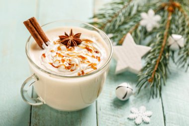 Eggnog. Geleneksel Noel içeceği, kremalı yumurta sütü kokteyli ve karamel karışımı..