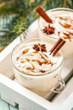 Eggnog. Geleneksel Noel içeceği, kremalı yumurta sütü kokteyli ve karamel karışımı..