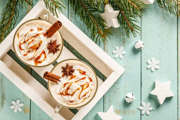 エッグノッグ伝統的なクリスマスドリンク クリームキャラメルトッピングとスパイスの卵ミルクカクテル — ストック写真