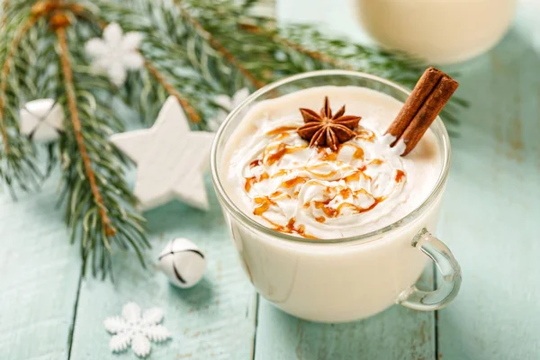 传统的圣诞饮品 加奶油焦糖的香料蛋奶鸡尾酒 — 图库照片