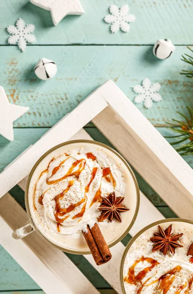 エッグノッグ伝統的なクリスマスドリンク クリームキャラメルトッピングとスパイスの卵ミルクカクテル — ストック写真