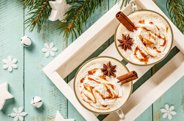 Eierlikör Traditionelles Weihnachtsgetränk Gewürzter Eier Milch Cocktail Mit Sahne Karamell — Stockfoto