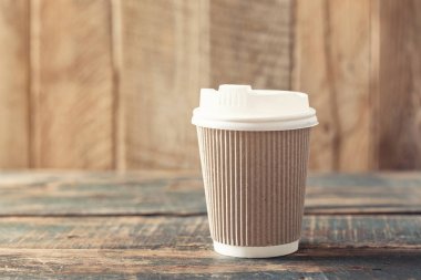 Kağıt bardakta kapaklı kahve ya da çay