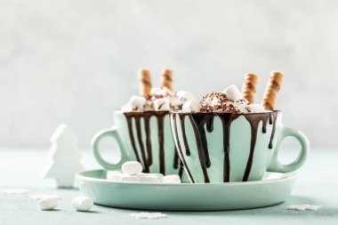 Krem şantili ya da dondurmalı sıcak çikolata festivali tatlısı.