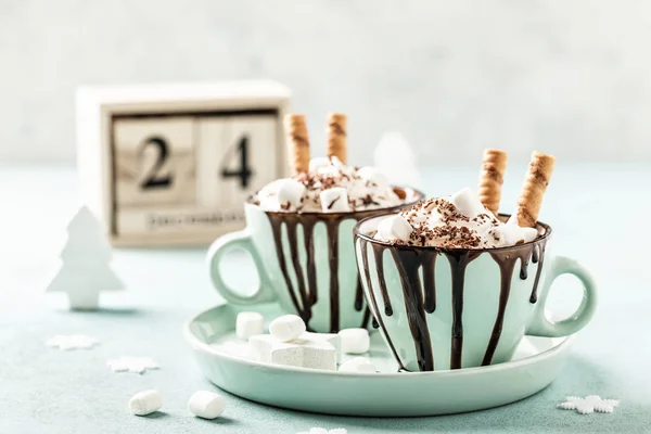 ホイップクリームやアイスクリームとホットチョコレートお祝いデザート — ストック写真