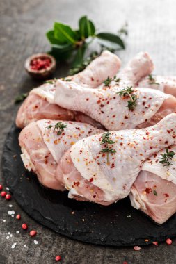 Tavuk budu. Pişirmek için taze çiğ et.