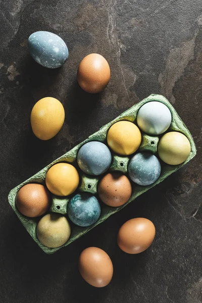 Tło Wielkanocne Naturalne Barwione Jaja Wielkanocne Ciemnym Tle Kamienia — Zdjęcie stockowe