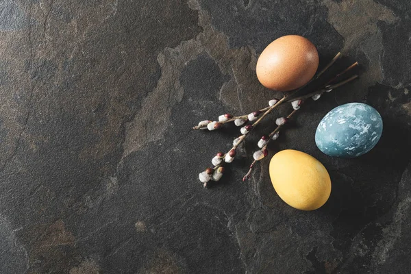 Velikonoční Pozadí Prostorem Pro Text Přírodní Obarvené Velikonoční Vejce Tmavém Stock Snímky