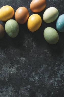 Paskalya geçmişi. Ev yapımı doğal paskalya yumurtaları ve bir metin için yer.