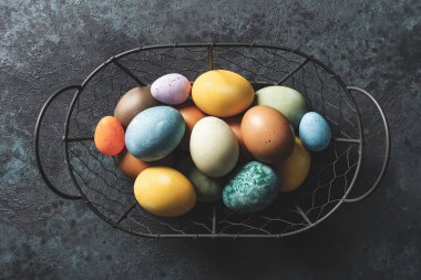 El yapımı doğal paskalya yumurtaları sepette.