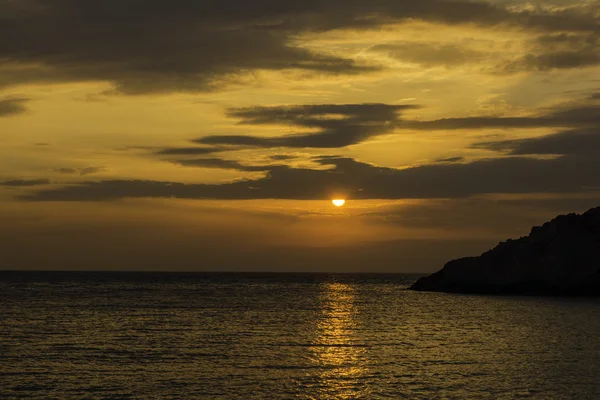 Sonnenuntergang über dem Strand von Porto Katsiki - Insel Lefkada, Griechenland — Stockfoto