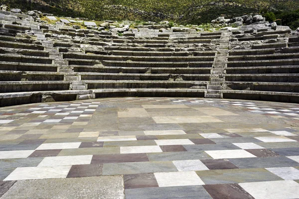 Ruínas do teatro na cidade antiga de Messinia, Peloponeso, Grécia — Fotografia de Stock