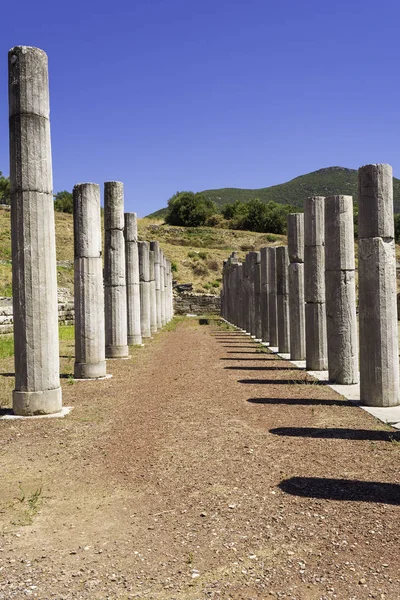 ペロポネソス半島、ギリシャ古代都市メッシニアのギリシャの柱遺跡 — ストック写真