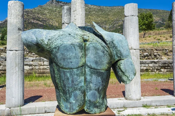 Estatua metálica sin cabeza en la antigua ciudad griega de Messinia, Grecia —  Fotos de Stock