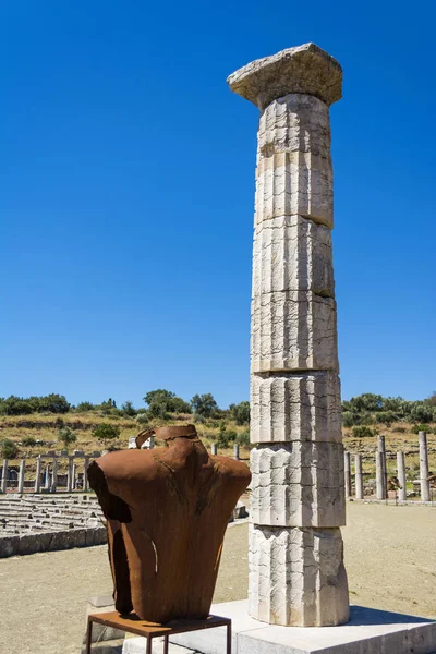 Metalliska huvudlösa staty i den antika grekiska staden Messinia, Grekland — Stockfoto