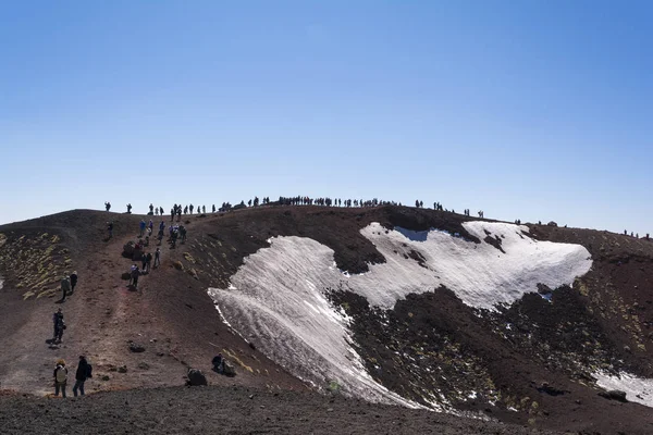 Vulkanen Etna topp med snö och vulkaniska bergarter, Sicilien, Italien — Stockfoto