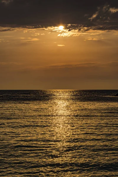 希腊莱夫卡达岛，波尔图 Katsiki 海滩落日 — 图库照片