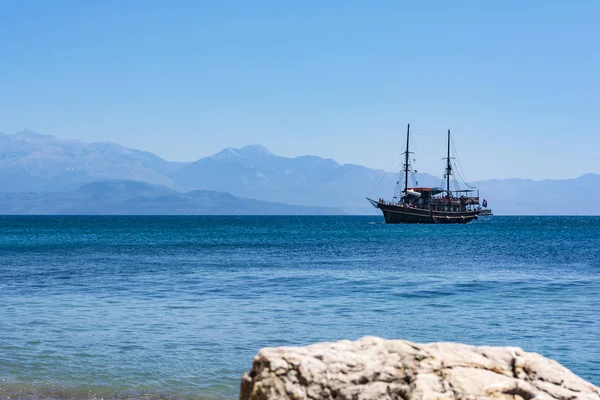 PETALIDI, GREECE - AUGUST 13, 2017: Tourists enjoying sea journey on vintage sail ship in Petalidi village, Greece — Stock Photo, Image